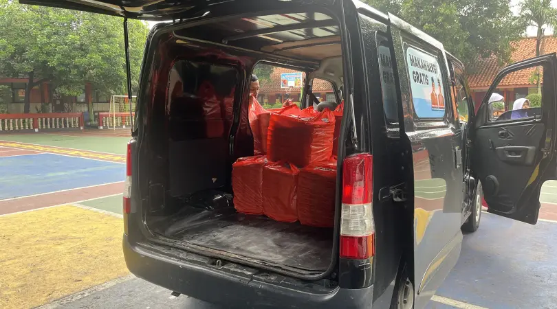 Pengiriman Makan Bergizi Gratis di SDN Pengadegan 03 Jakarta Selatan, Kamis (17/4/2025). (KBR/Hoirunnisa)